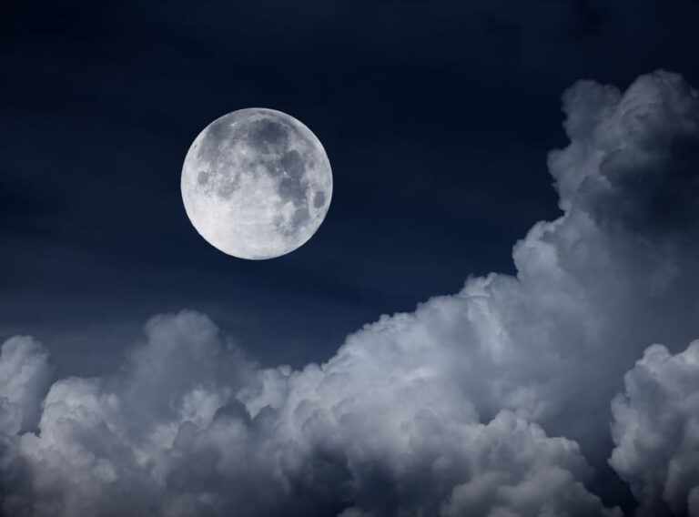 julie-lacrampe-psychologue-meme-la-nuit-la-plus-sombre-se-terminera-et-le-soleil-se-levera